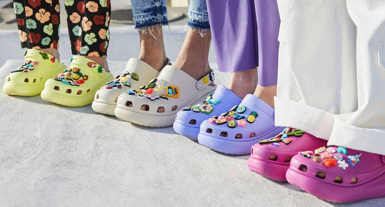 Photo de sabots Crocs colorés, tendances incontournables de l'été 2024 disponibles en promotion sur BazarChic.